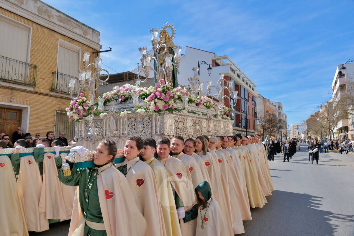 El sol acompaña el Camino del Calvario en una mañana multitudinaria de Viernes Santo