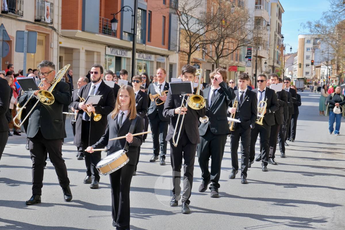 El sol acompaña el Camino del Calvario en una mañana multitudinaria de Viernes Santo