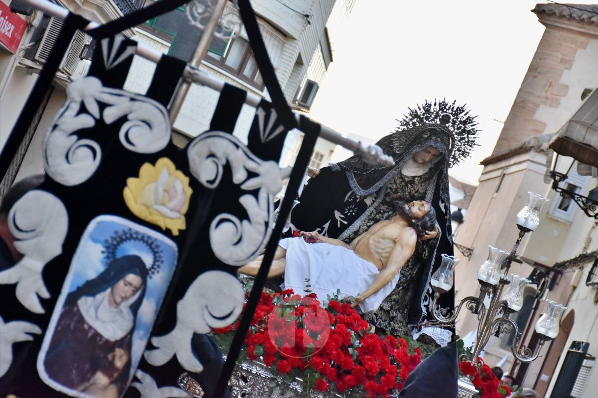 Solemnidad en las calles de Tomelloso con la procesión del Entierro de Cristo