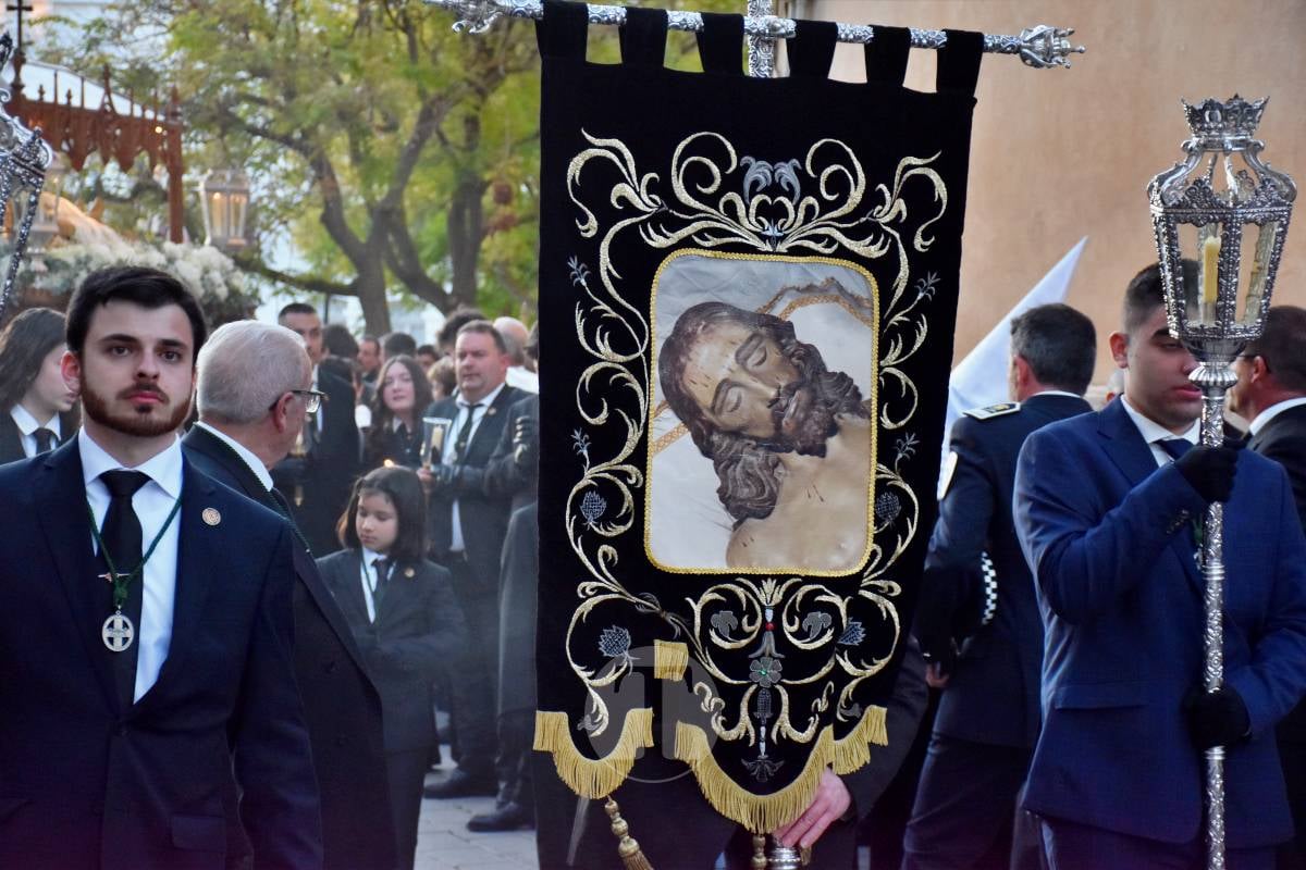 Solemnidad en las calles de Tomelloso con la procesión del Entierro de Cristo