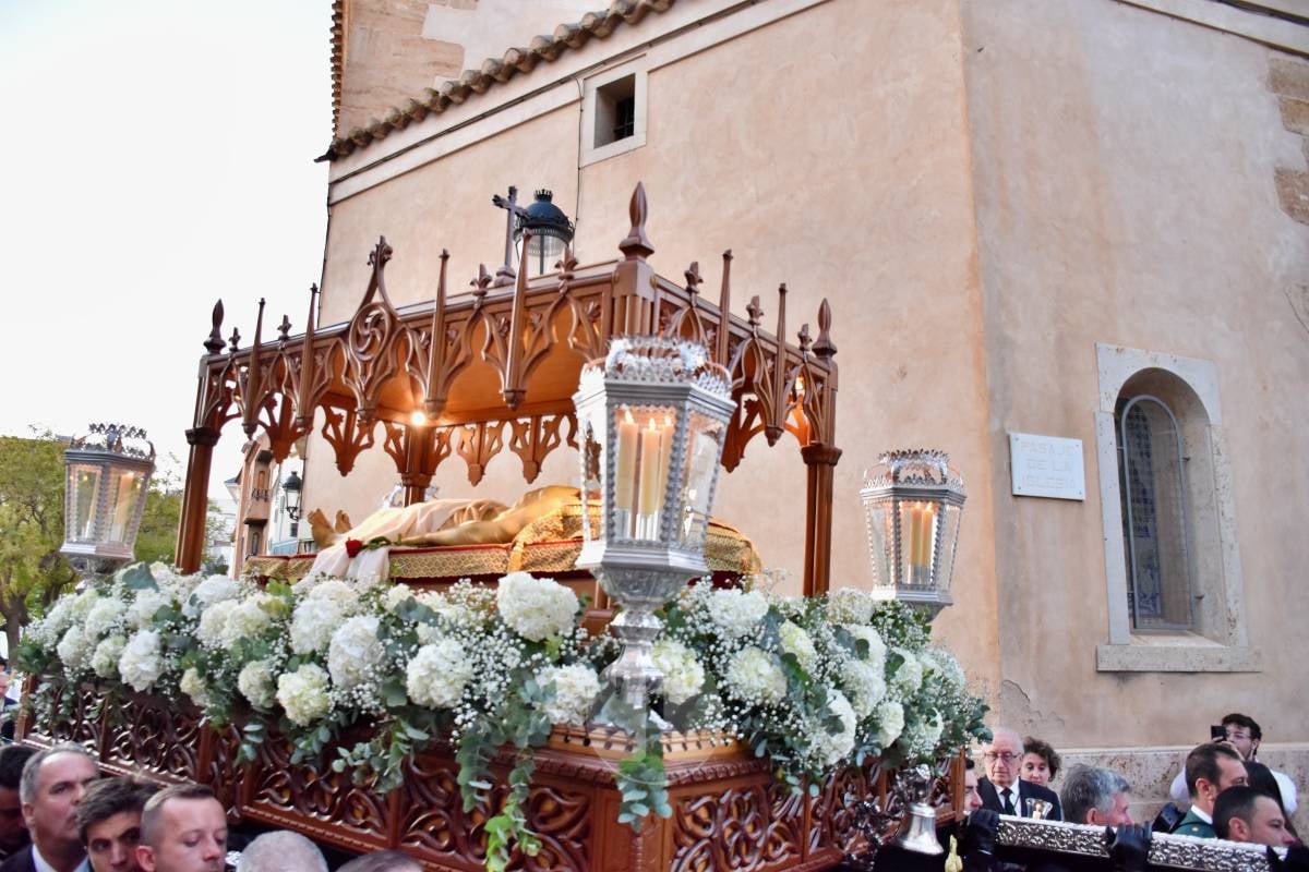 Solemnidad en las calles de Tomelloso con la procesión del Entierro de Cristo