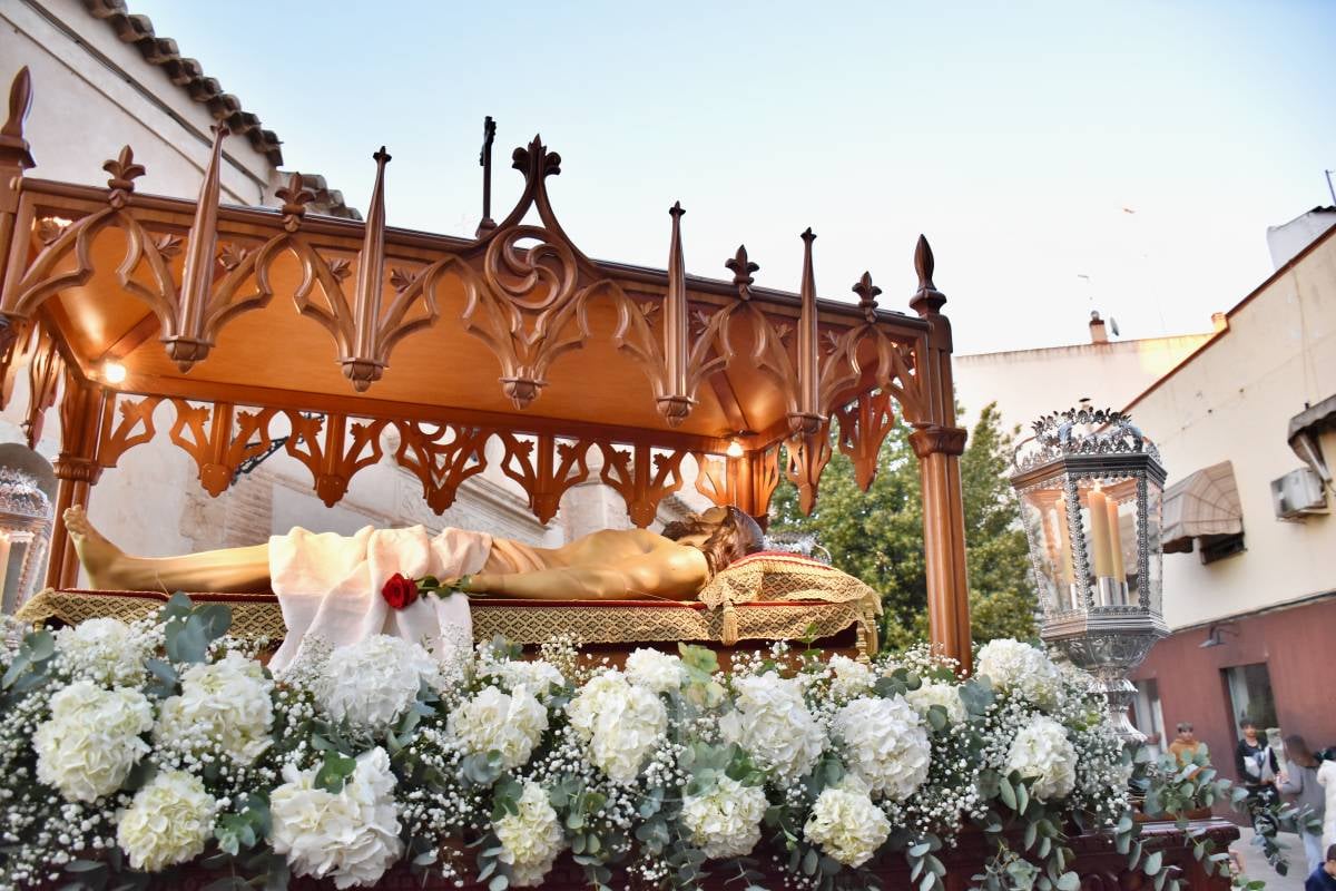 Solemnidad en las calles de Tomelloso con la procesión del Entierro de Cristo