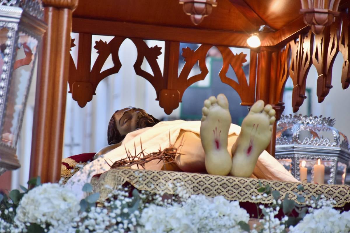 Solemnidad en las calles de Tomelloso con la procesión del Entierro de Cristo