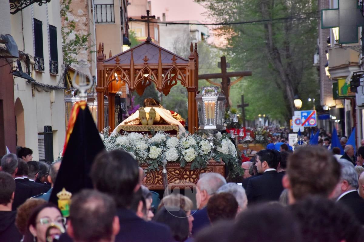 Solemnidad en las calles de Tomelloso con la procesión del Entierro de Cristo