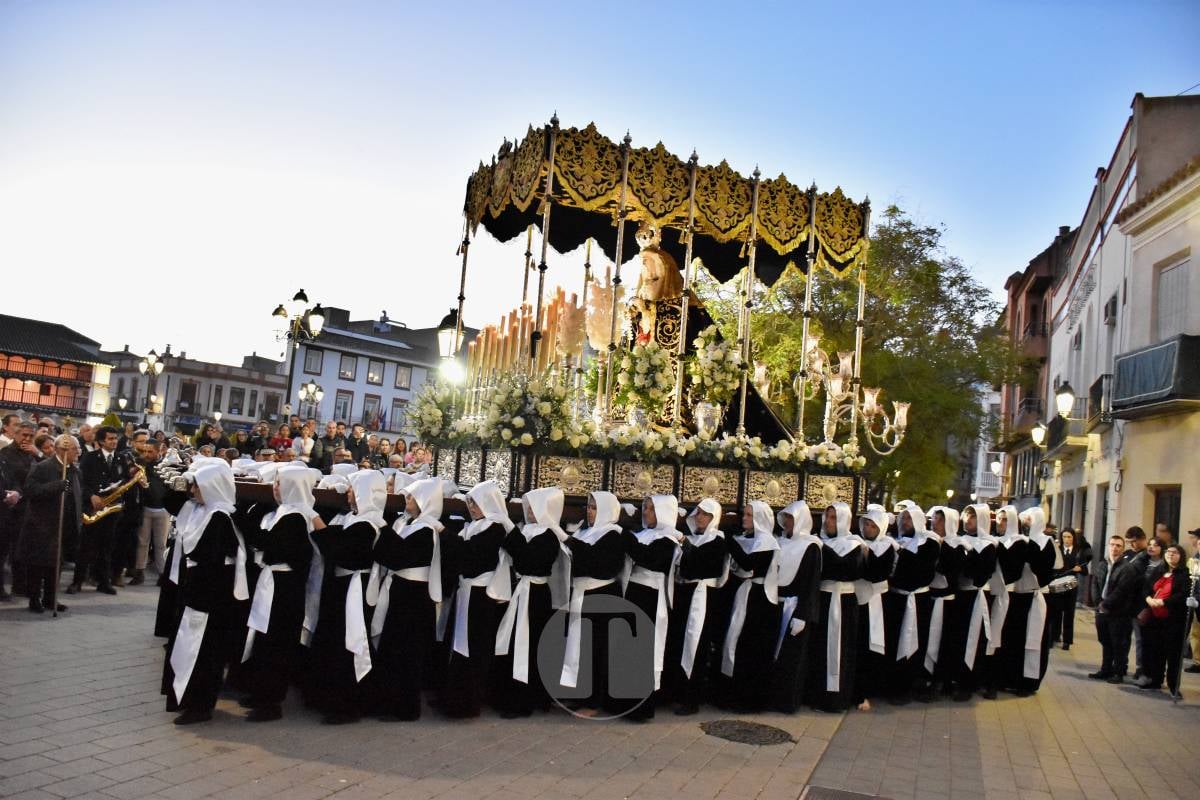 Solemnidad en las calles de Tomelloso con la procesión del Entierro de Cristo