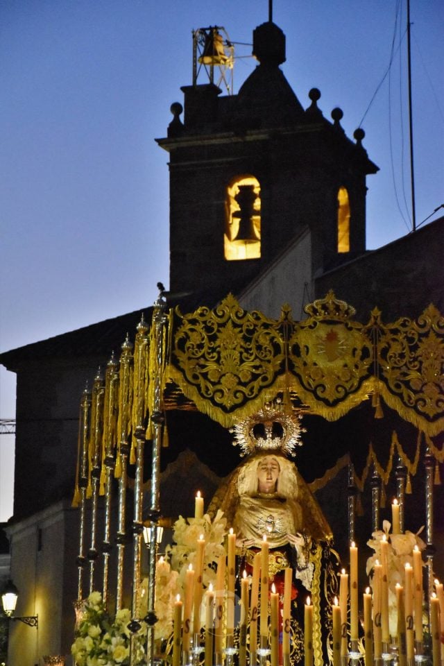 Solemnidad en las calles de Tomelloso con la procesión del Entierro de Cristo