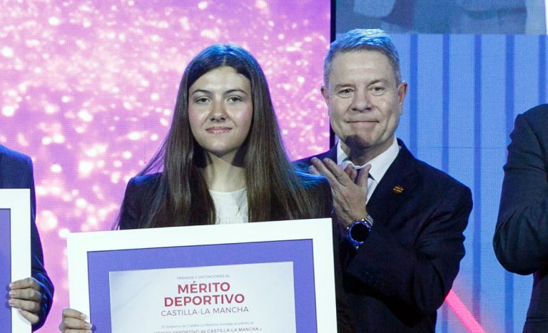 Silvia Castillejos recibe el Diploma al Mérito Deportivo de Castilla-La Mancha