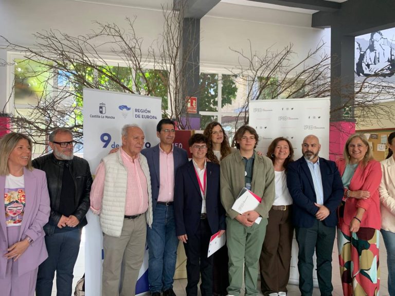 Tomelloso reivindica el papel de Europa con un diálogo intergeneracional en el IES García Pavón