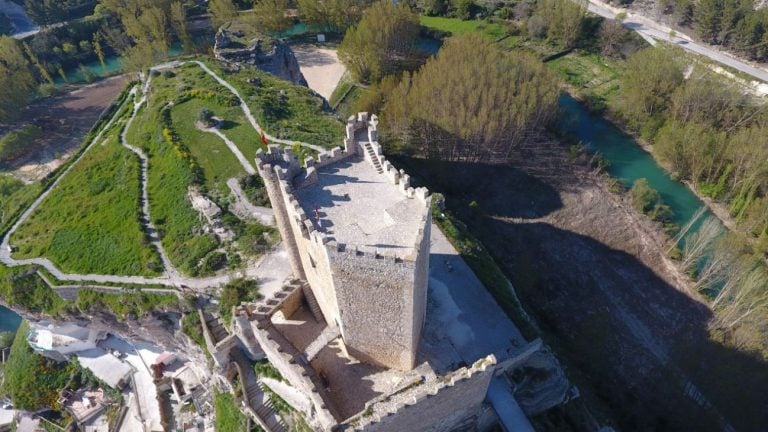 Pasar al Puente de Mayo entre castillos, molinos y fortalezas de C-LM