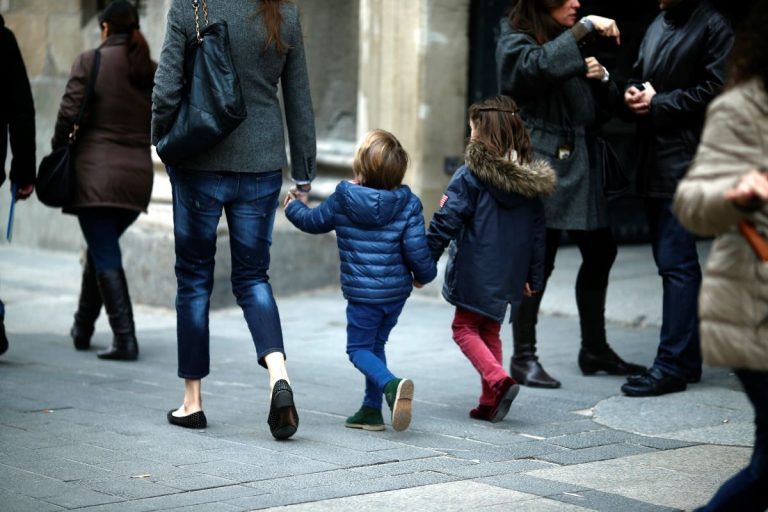 Casi 9 de cada 10 personas que piden excendencia para cuidar menores en C-LM son mujeres