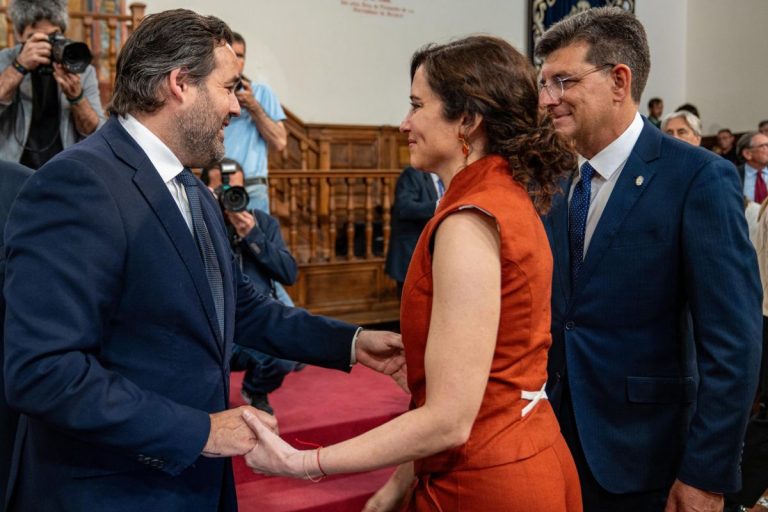 Núñez plantea que los titulados de la UCLM y la UAH tengan una primera oportunidad laboral en la región