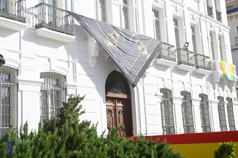 Un pañuelo de 25 metros para vestir al Ayuntamiento de Tomelloso de Romería