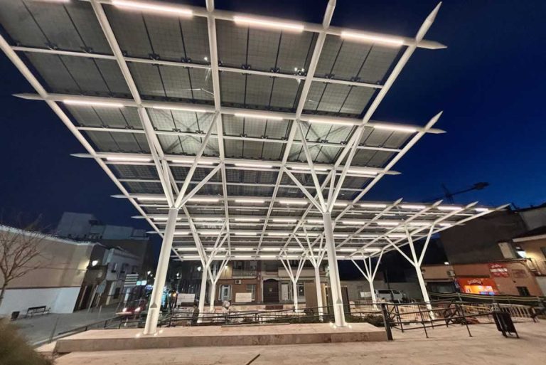 La nueva pérgola del Mercado de Abastos ofrecerá sombra desde esta Semana Santa