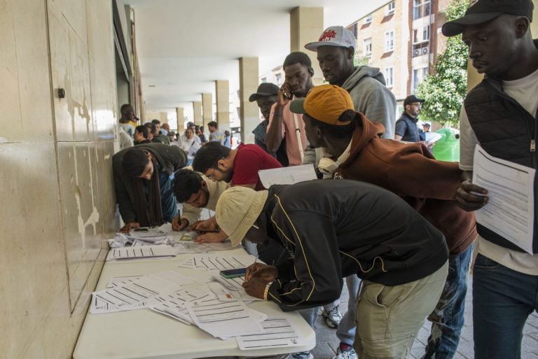 Arranca la regularización de migrantes: largas colas en varias comunidades y normalidad en otras