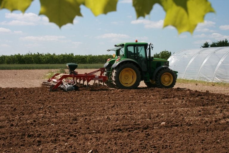 Bruselas promete ayudas por el alza de los fertilizantes, pero ASAJA ve el plan “insuficiente”