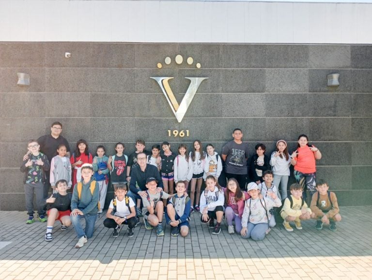 Escolares de Tomelloso conocen la tradición vitivinícola local en la cooperativa Virgen de las Viñas