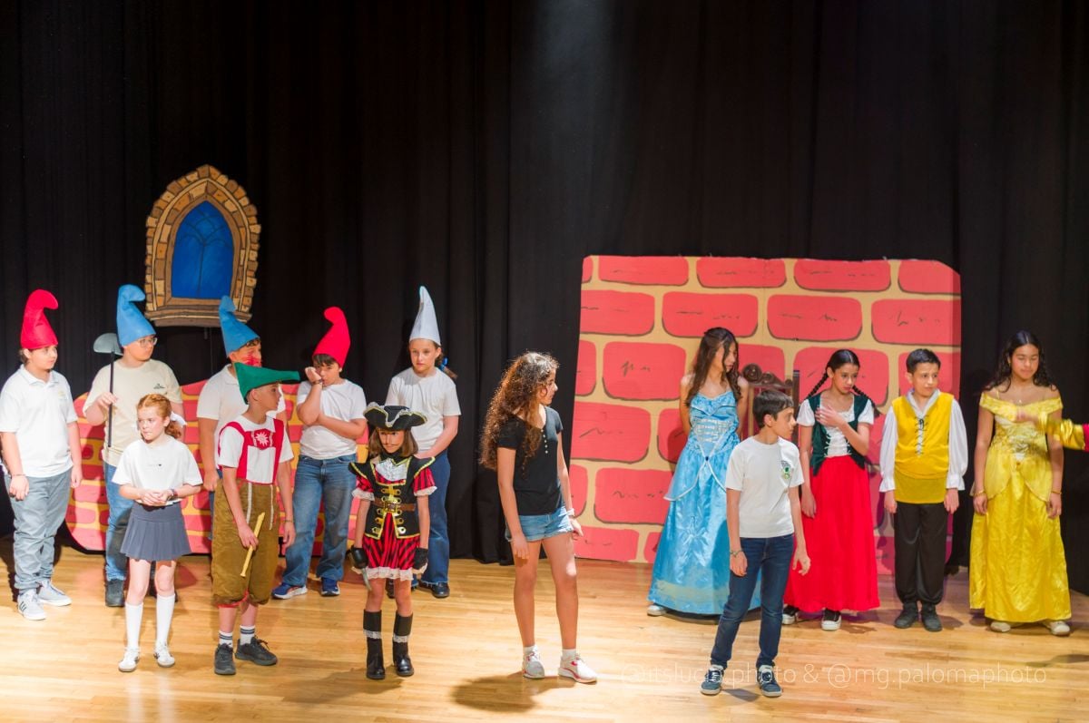 El CEIP Embajadores lleva a escena “La rebelión en el mundo de los cuentos”