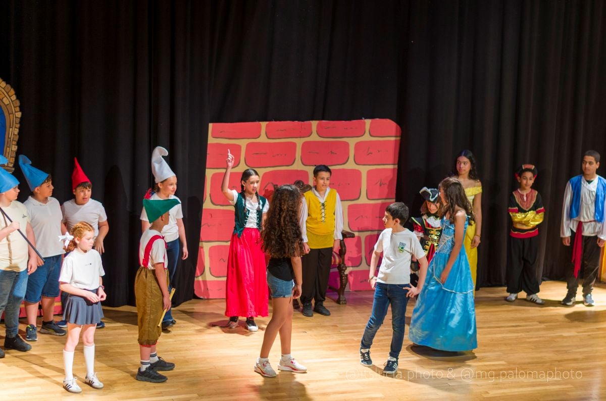 El CEIP Embajadores lleva a escena “La rebelión en el mundo de los cuentos”