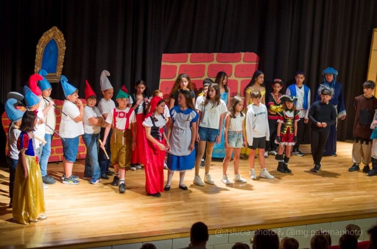 El CEIP Embajadores lleva a escena “La rebelión en el mundo de los cuentos”