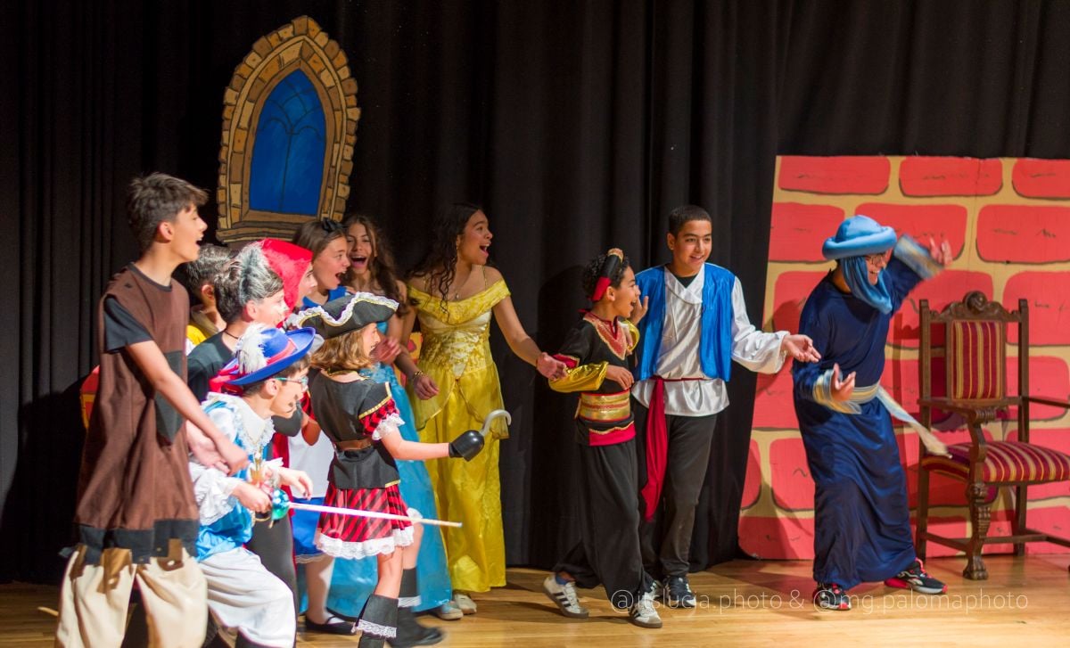El CEIP Embajadores lleva a escena “La rebelión en el mundo de los cuentos”