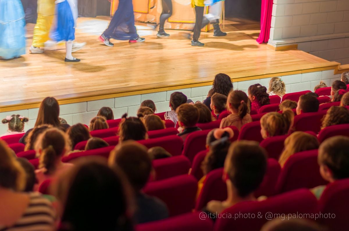 El CEIP Embajadores lleva a escena “La rebelión en el mundo de los cuentos”
