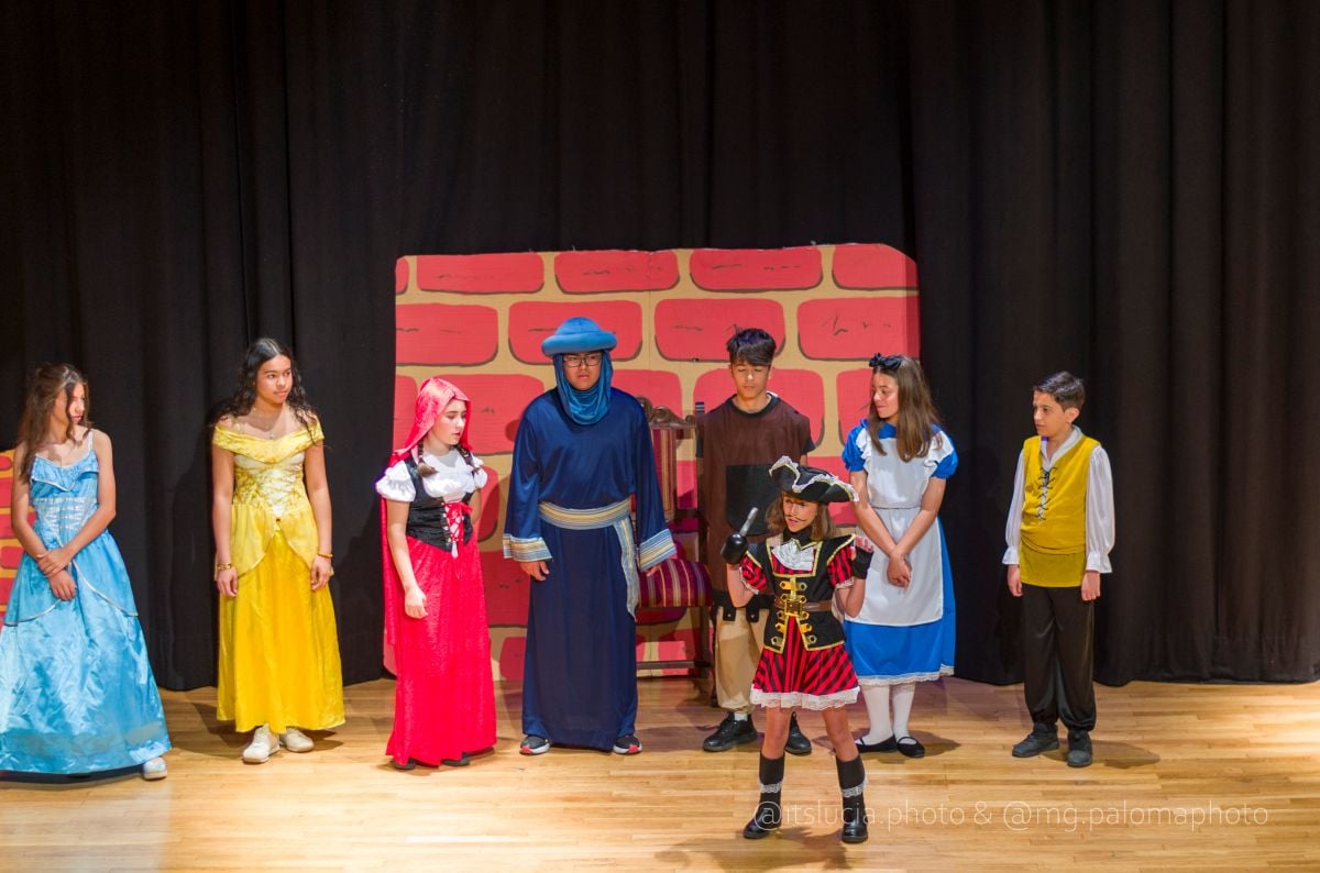 El CEIP Embajadores lleva a escena “La rebelión en el mundo de los cuentos”