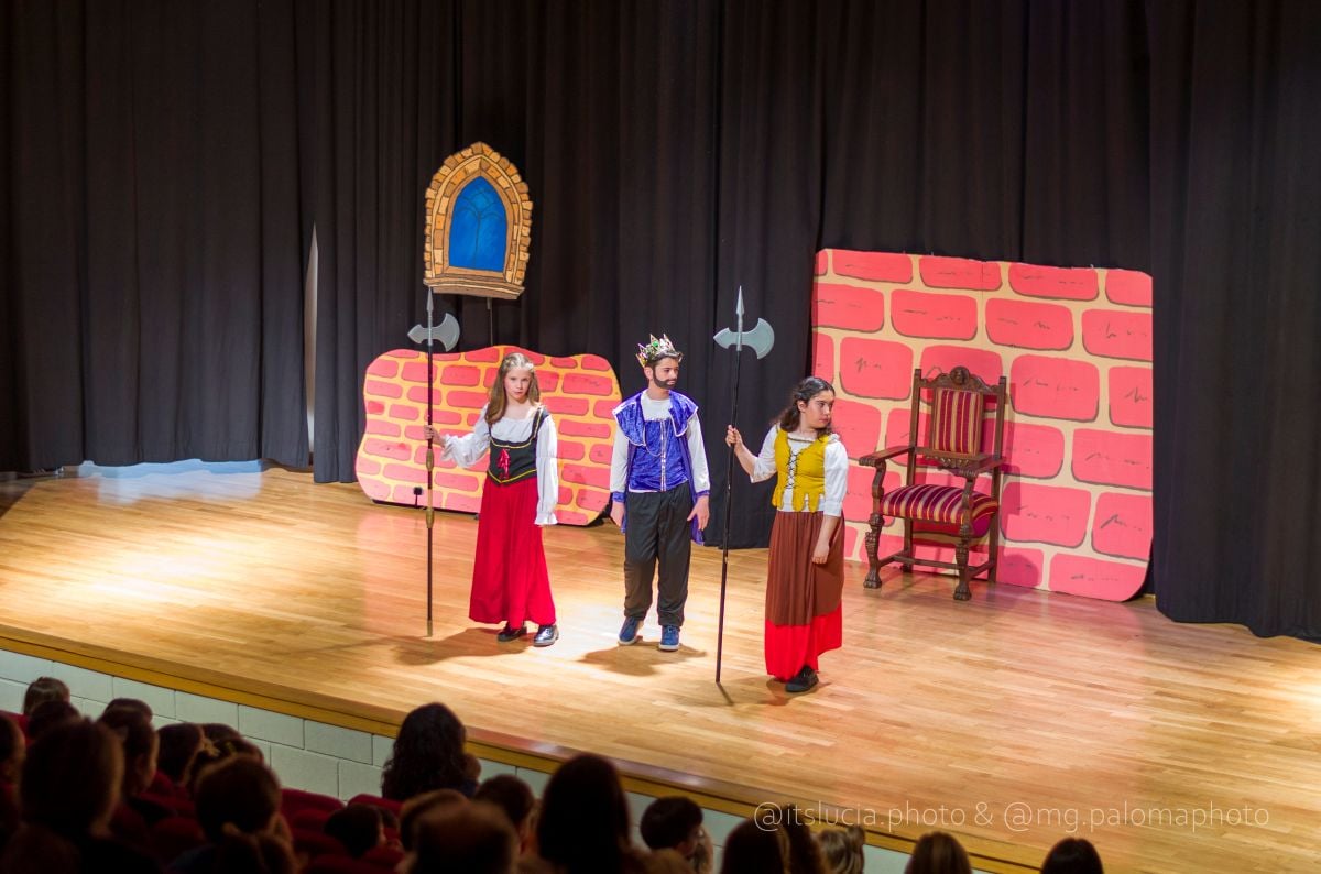 El CEIP Embajadores lleva a escena “La rebelión en el mundo de los cuentos”