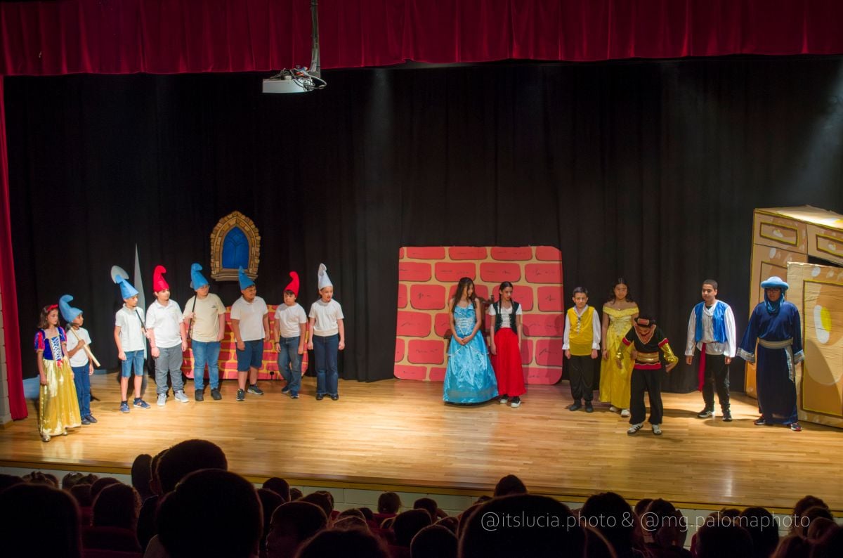 El CEIP Embajadores lleva a escena “La rebelión en el mundo de los cuentos”