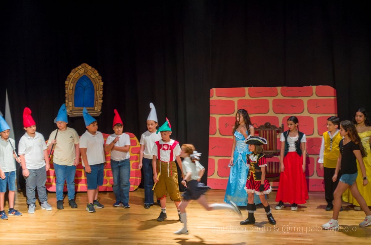 El CEIP Embajadores lleva a escena “La rebelión en el mundo de los cuentos”