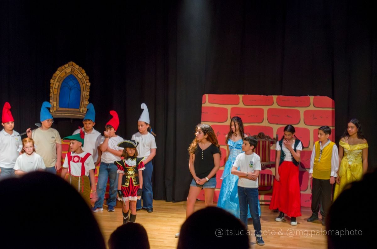 El CEIP Embajadores lleva a escena “La rebelión en el mundo de los cuentos”