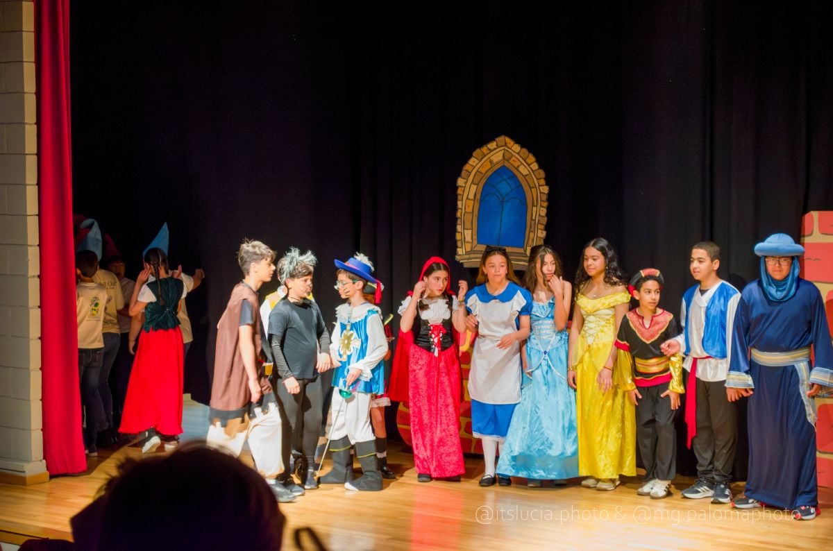 El CEIP Embajadores lleva a escena “La rebelión en el mundo de los cuentos”
