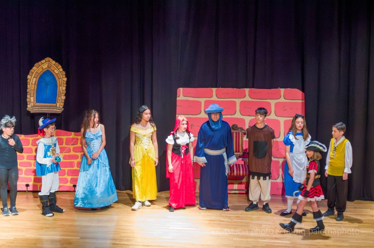 El CEIP Embajadores lleva a escena “La rebelión en el mundo de los cuentos”