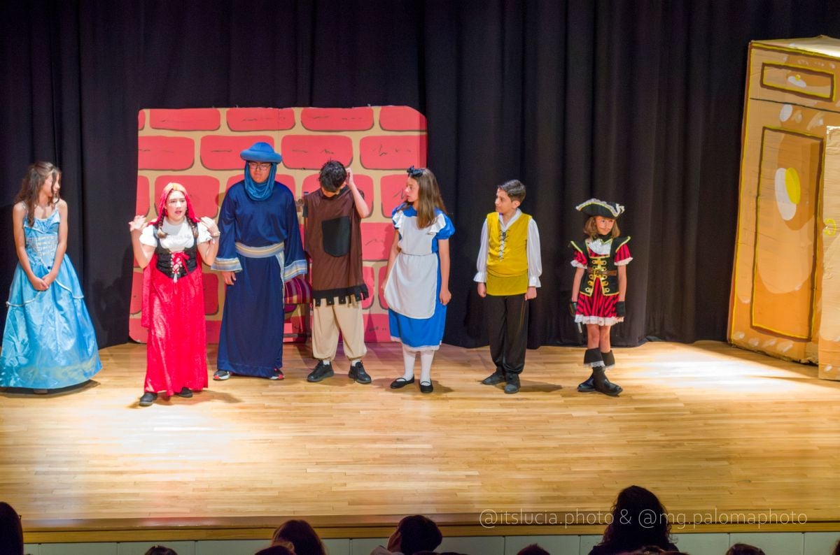 El CEIP Embajadores lleva a escena “La rebelión en el mundo de los cuentos”