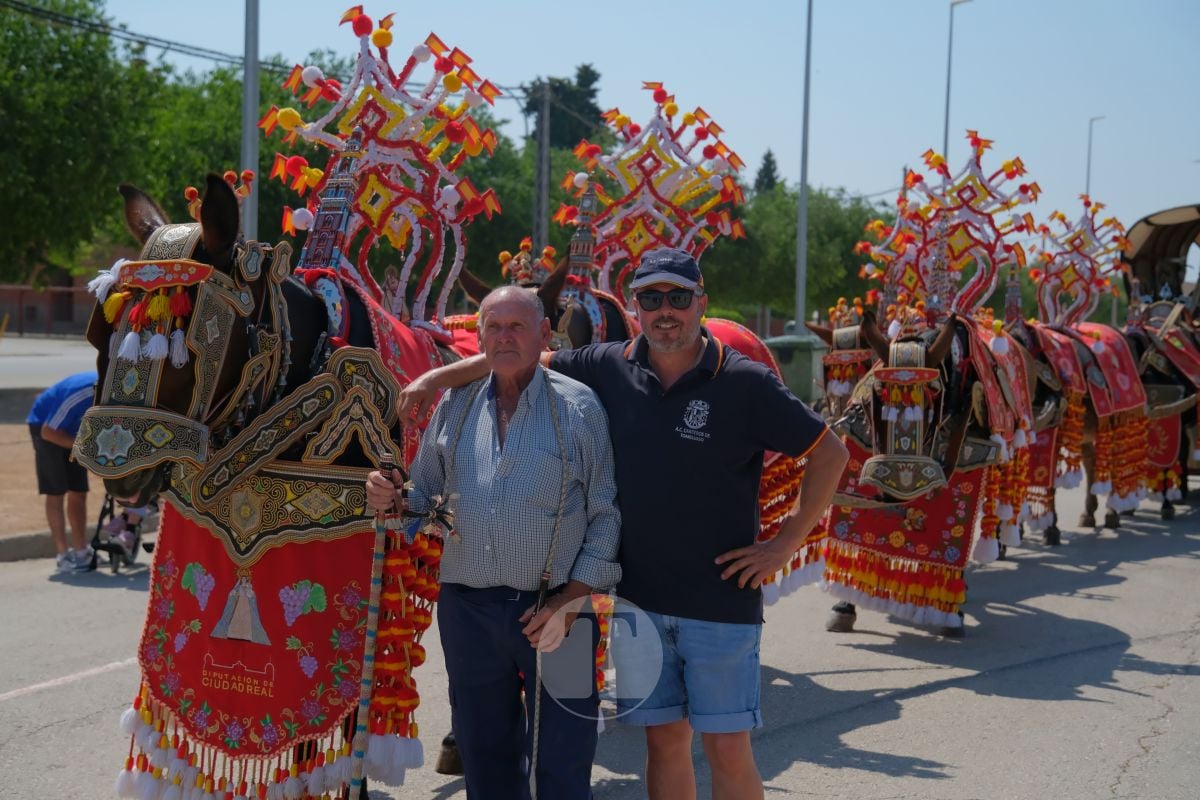 Los carreros de Tomelloso llenan de tradición el Día de la Región con su desfile de reata