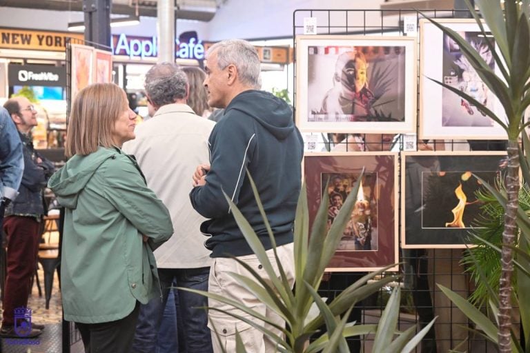 Tomelloso llena de arte el Mercado de Abastos con la sorprendente exposición ‘Combustión Espontánea’