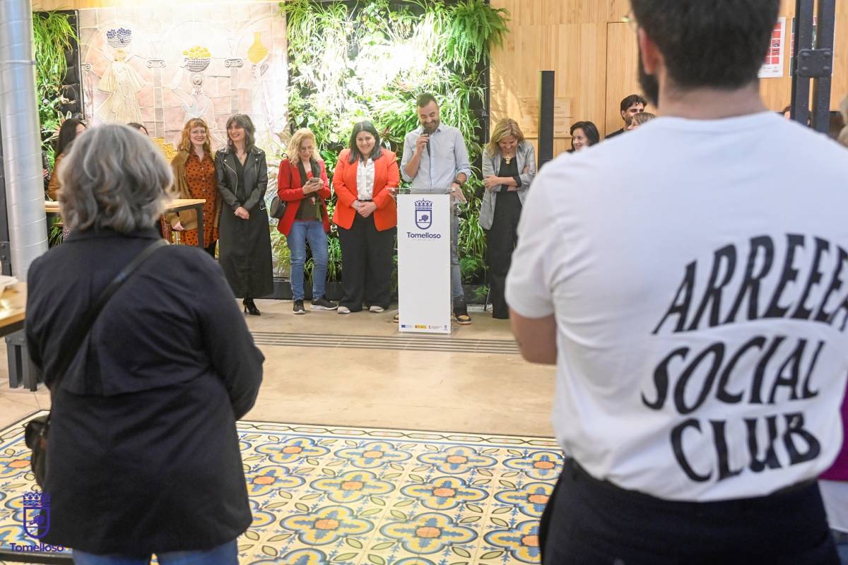 Tomelloso llena de arte el Mercado de Abastos con la sorprendente exposición ‘Combustión Espontánea’
