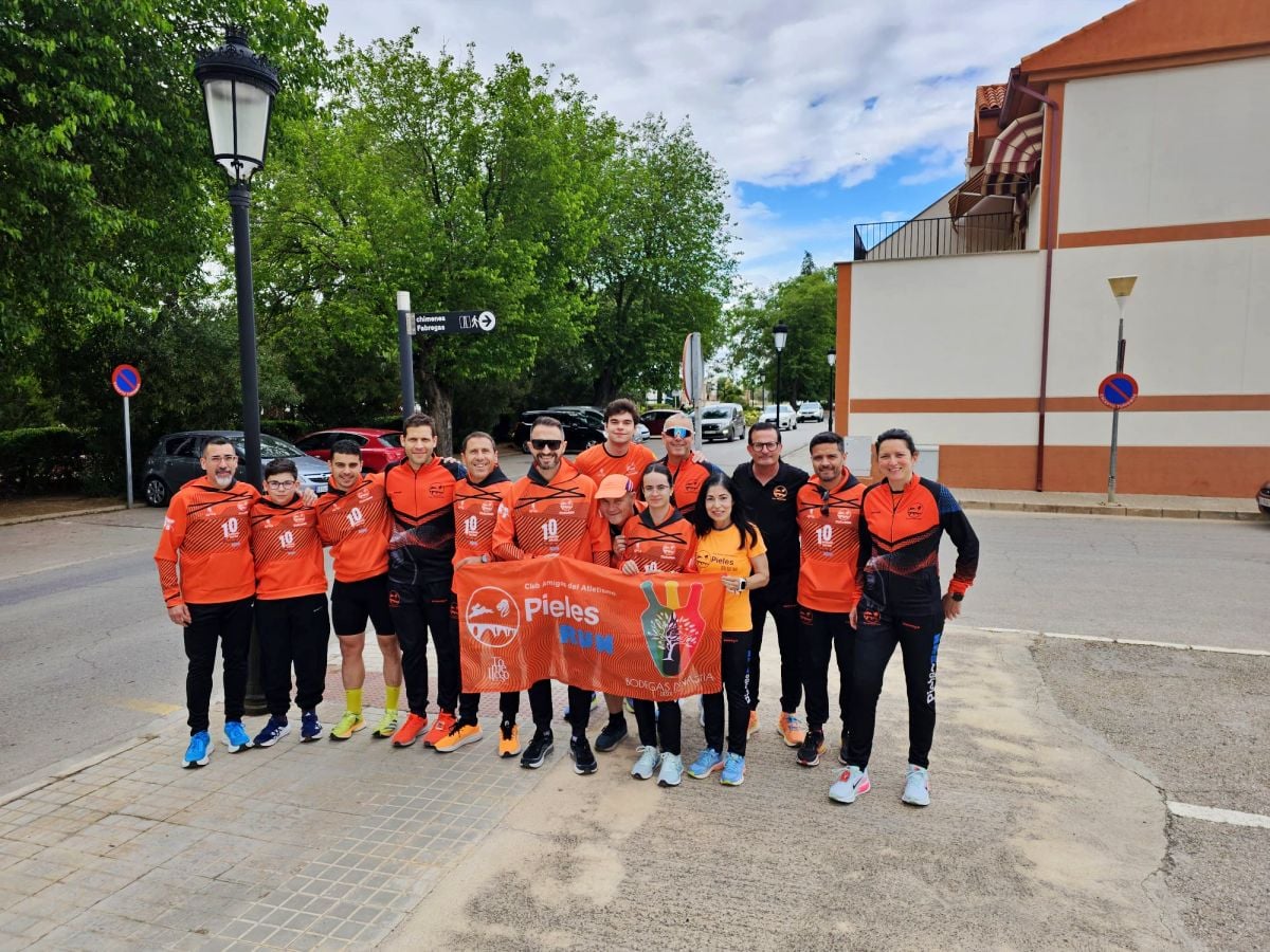 Los Pieles Run dejan huella en la 10K de Manzanares con 18 corredores en meta