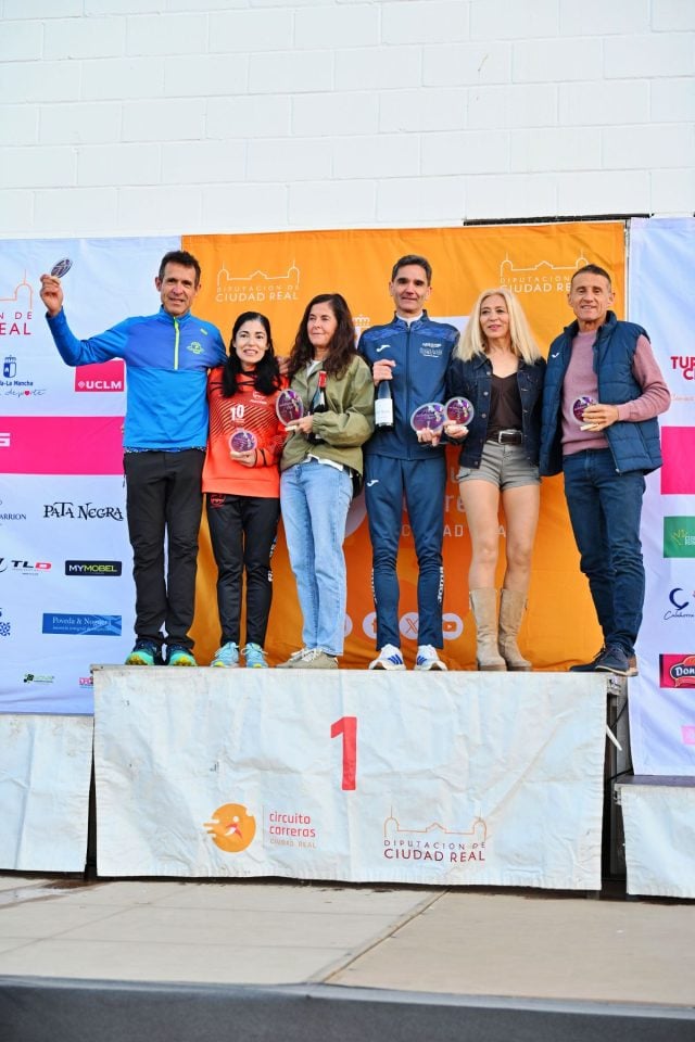 Los Pieles Run dejan huella en la 10K de Manzanares con 18 corredores en meta