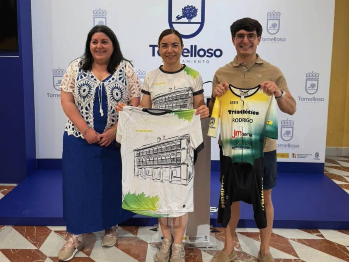 El Triatlético Tomelloso presenta una equipación inspirada en la bandera y la Posada de los Portales