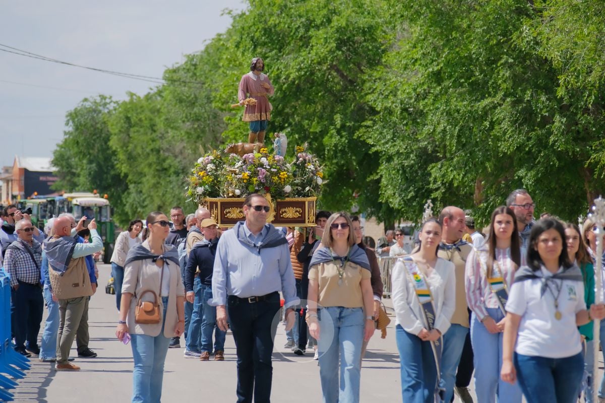 San Isidro cierra sus fiestas en Tomelloso con procesión y medio centenar de tractores
