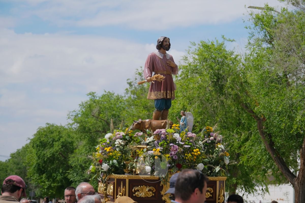 San Isidro cierra sus fiestas en Tomelloso con procesión y medio centenar de tractores