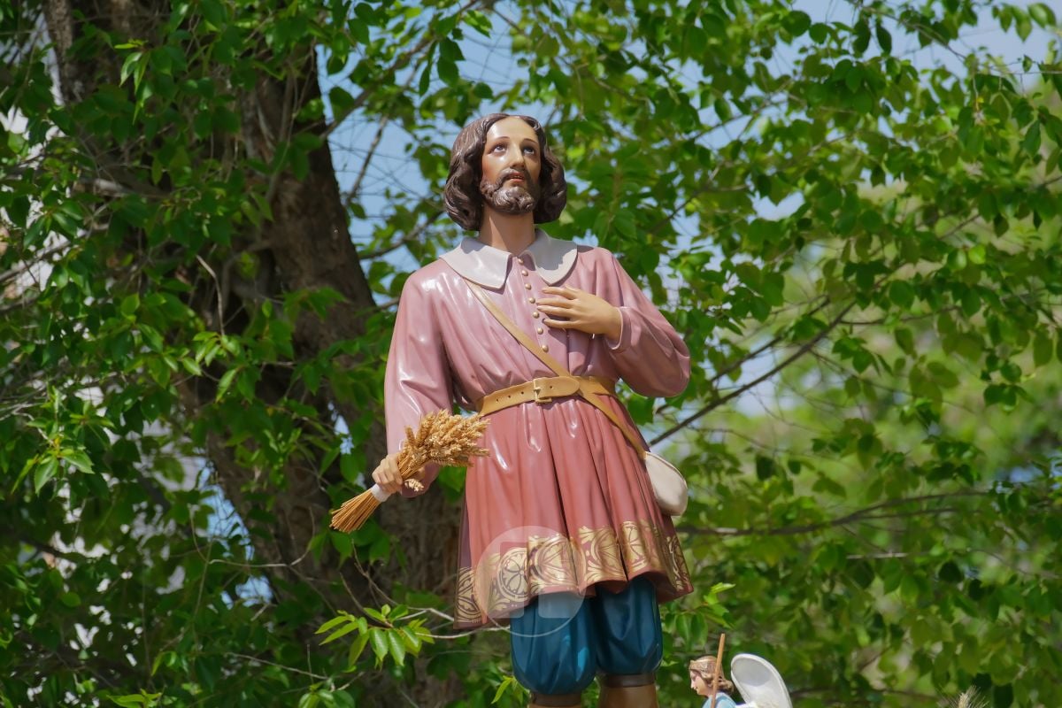San Isidro cierra sus fiestas en Tomelloso con procesión y medio centenar de tractores
