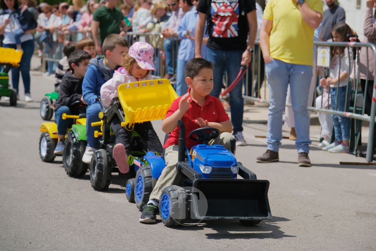 San Isidro cierra sus fiestas en Tomelloso con procesión y medio centenar de tractores