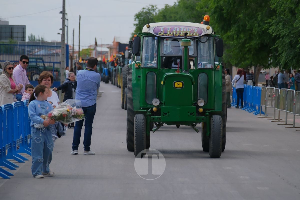 San Isidro cierra sus fiestas en Tomelloso con procesión y medio centenar de tractores