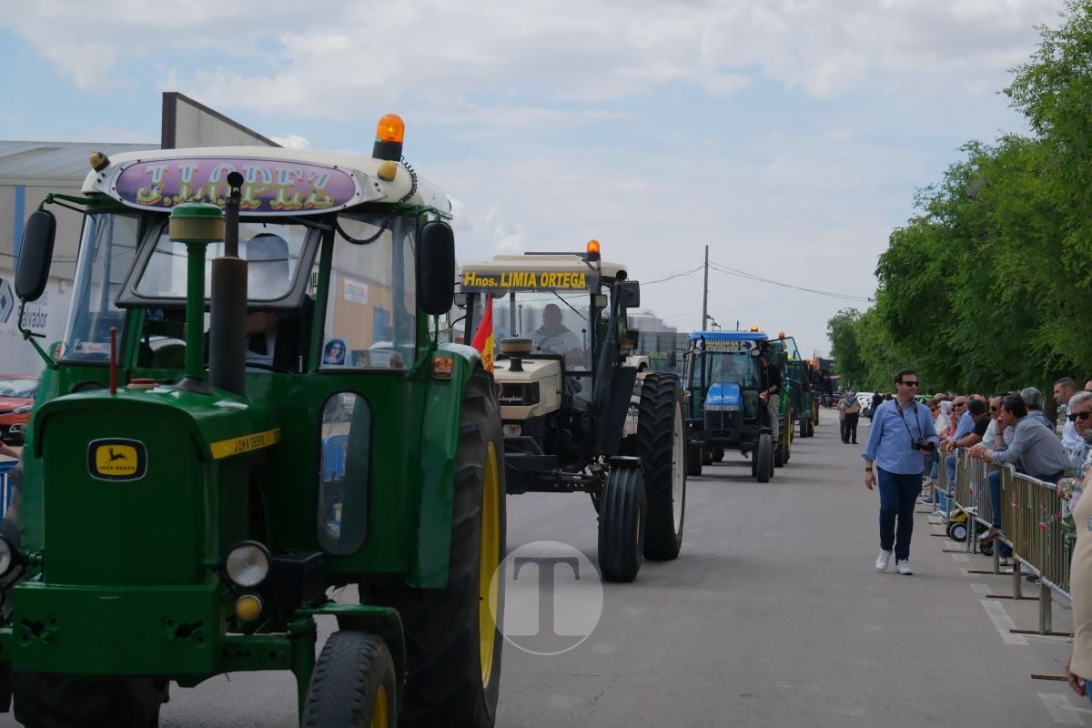 San Isidro cierra sus fiestas en Tomelloso con procesión y medio centenar de tractores