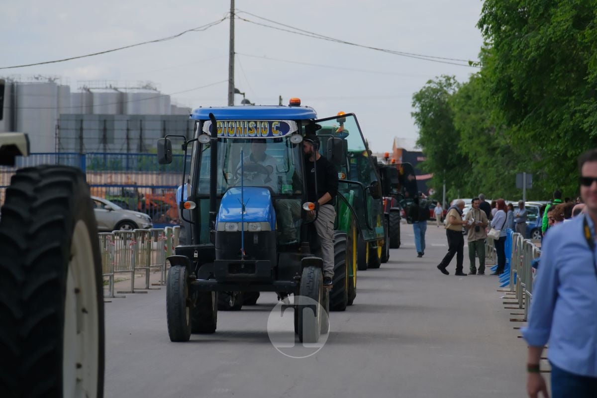 San Isidro cierra sus fiestas en Tomelloso con procesión y medio centenar de tractores