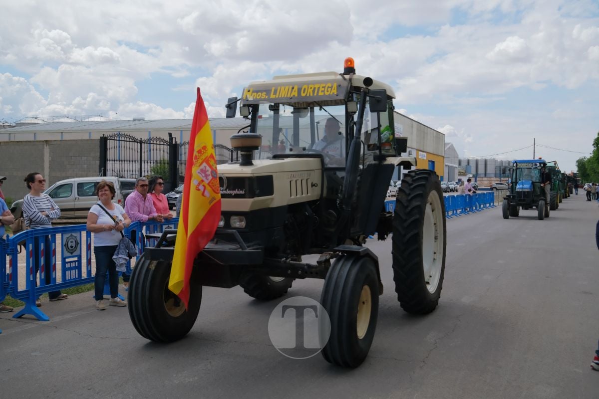 San Isidro cierra sus fiestas en Tomelloso con procesión y medio centenar de tractores