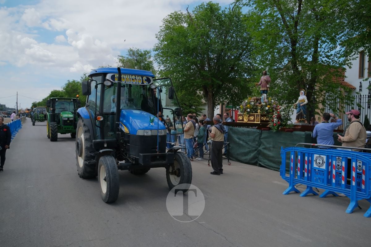 San Isidro cierra sus fiestas en Tomelloso con procesión y medio centenar de tractores