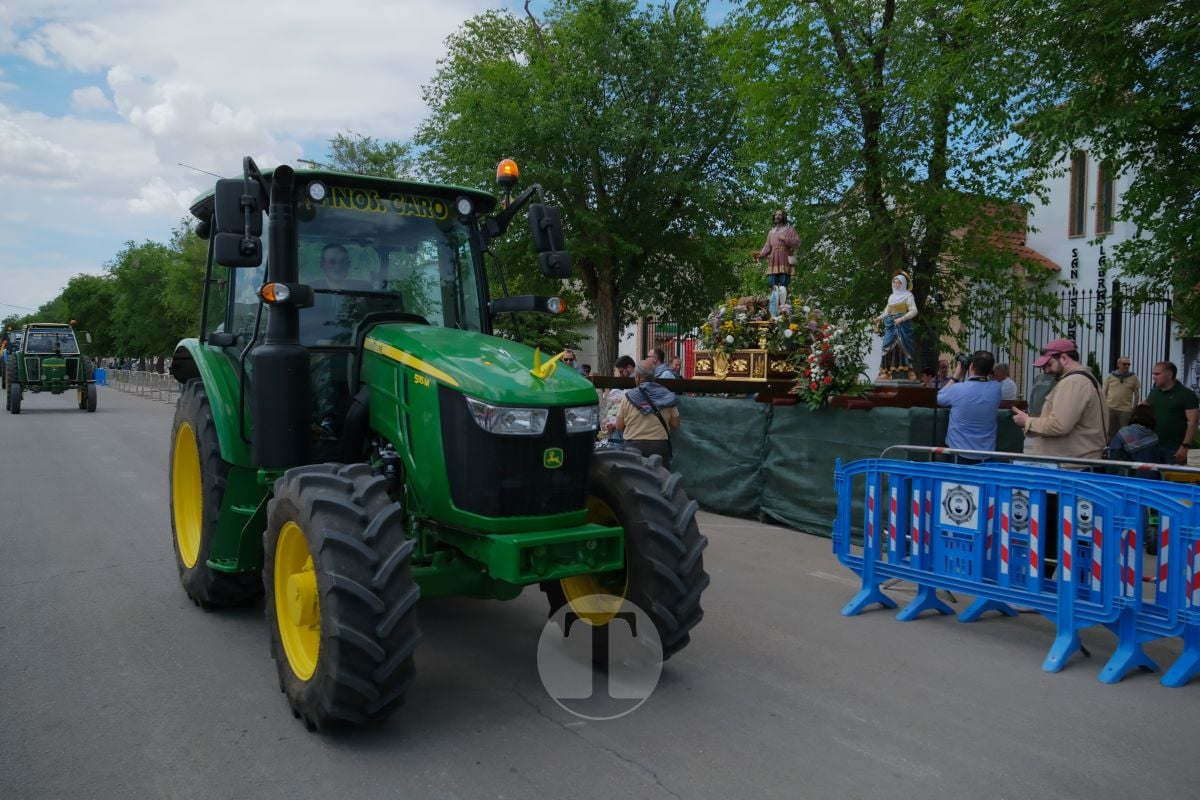 San Isidro cierra sus fiestas en Tomelloso con procesión y medio centenar de tractores