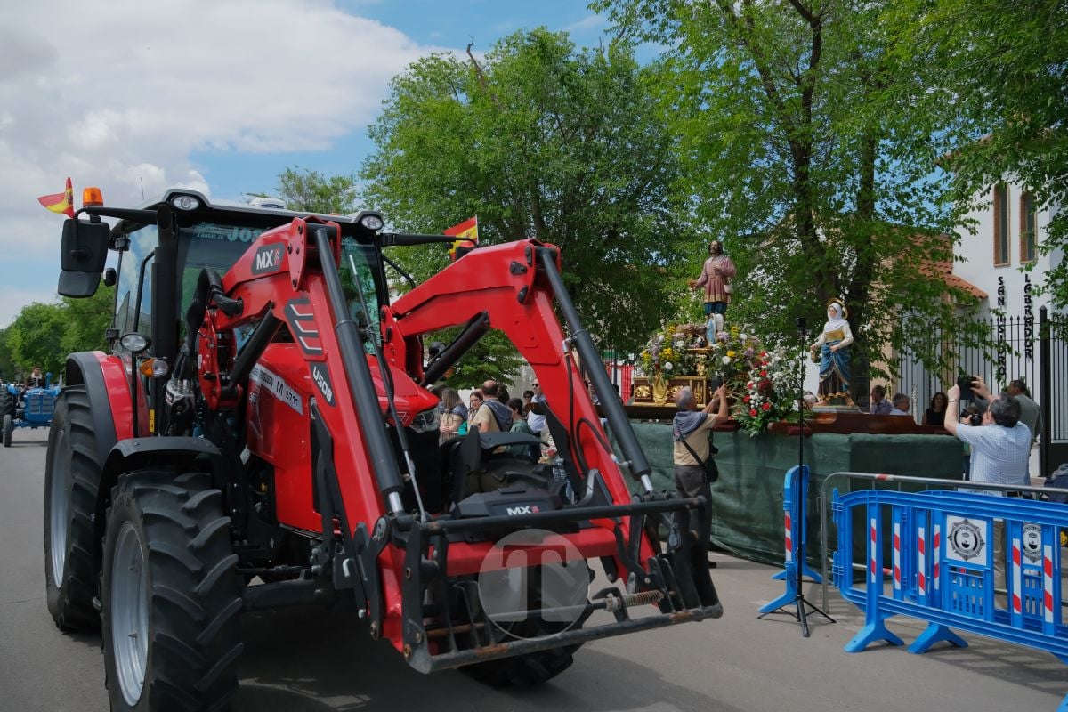 San Isidro cierra sus fiestas en Tomelloso con procesión y medio centenar de tractores